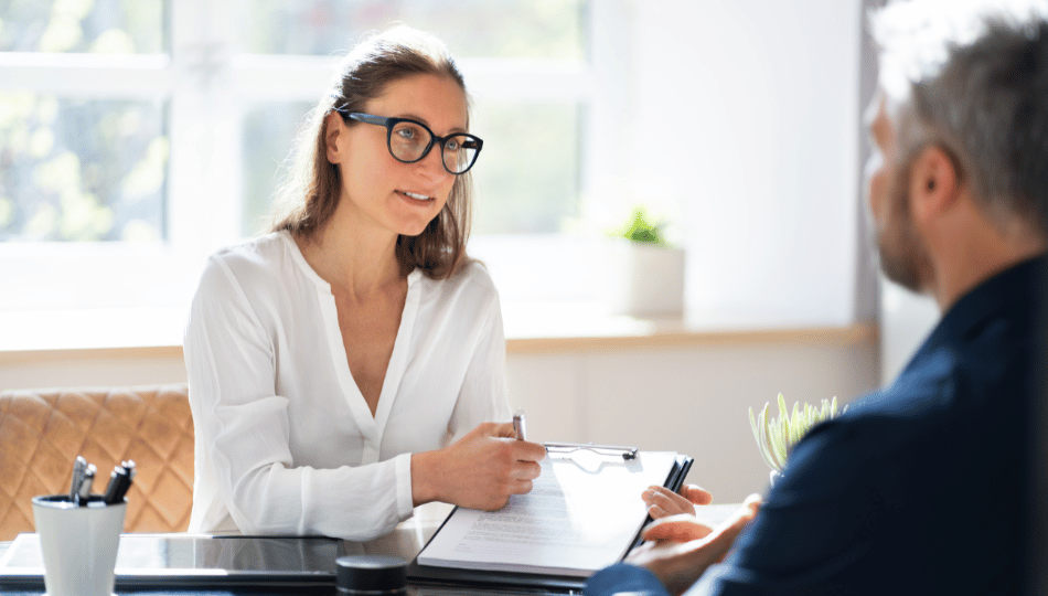 Personne agréée qui renseigne un client sur les aides de rénovation en copropriété