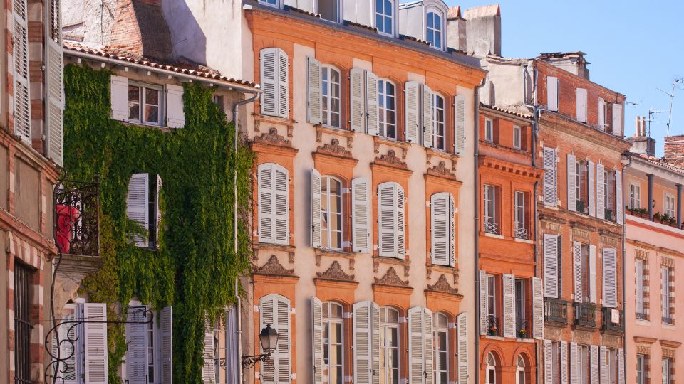 Façades de bâtiments colorés et verdoyants à Toulouse