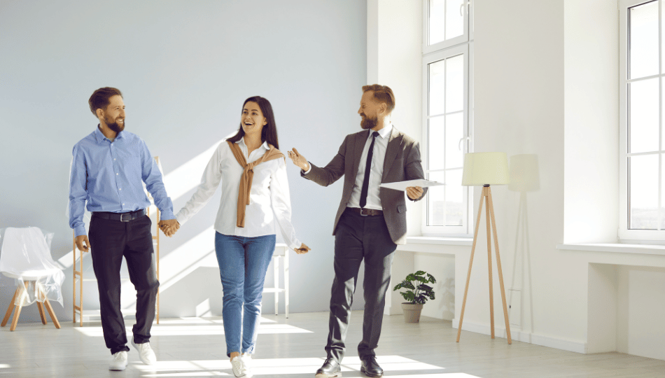 Couple en visite immobilière